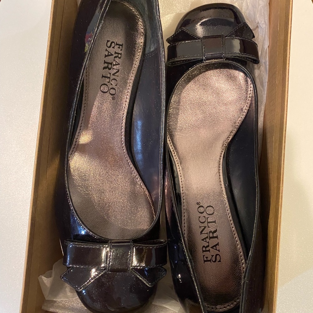 beautiful pair of brand new vintage Franco sarto in a stunning black shiny color
